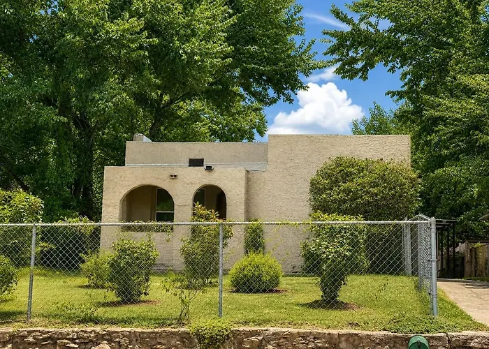 Archer House 2br - Workspace - Pets - Downtown Holiday home