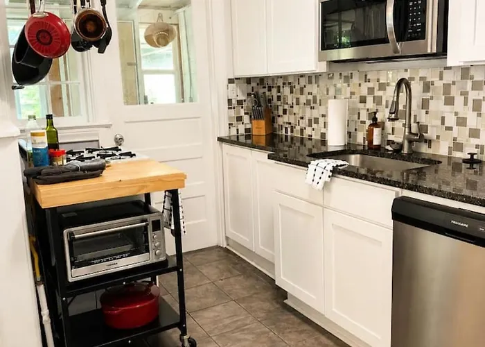 Archer House 2br - Workspace - Pets - Downtown Holiday home *